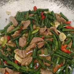 A picture of Tumis kacang panjang daging sapi simple.