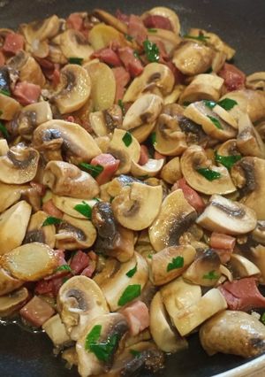 Una foto de Champiñones salteados con jamón
