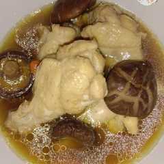 Una foto de ซุปน่องไก่ตุ๋นยาจีน (Chinese Herbal Braised Chicken Soup)