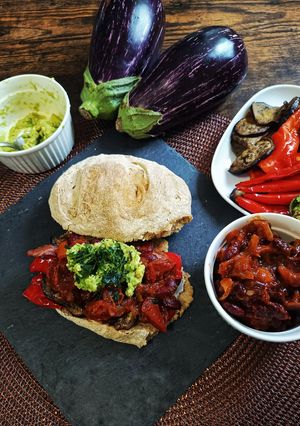 Mexikói tortaszendvics sült babbal zöldségekkel, baconnel recept fotója