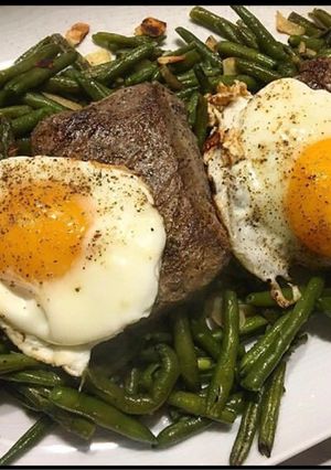 Une photo de Steak à cheval et haricots verts aux amandes effilées