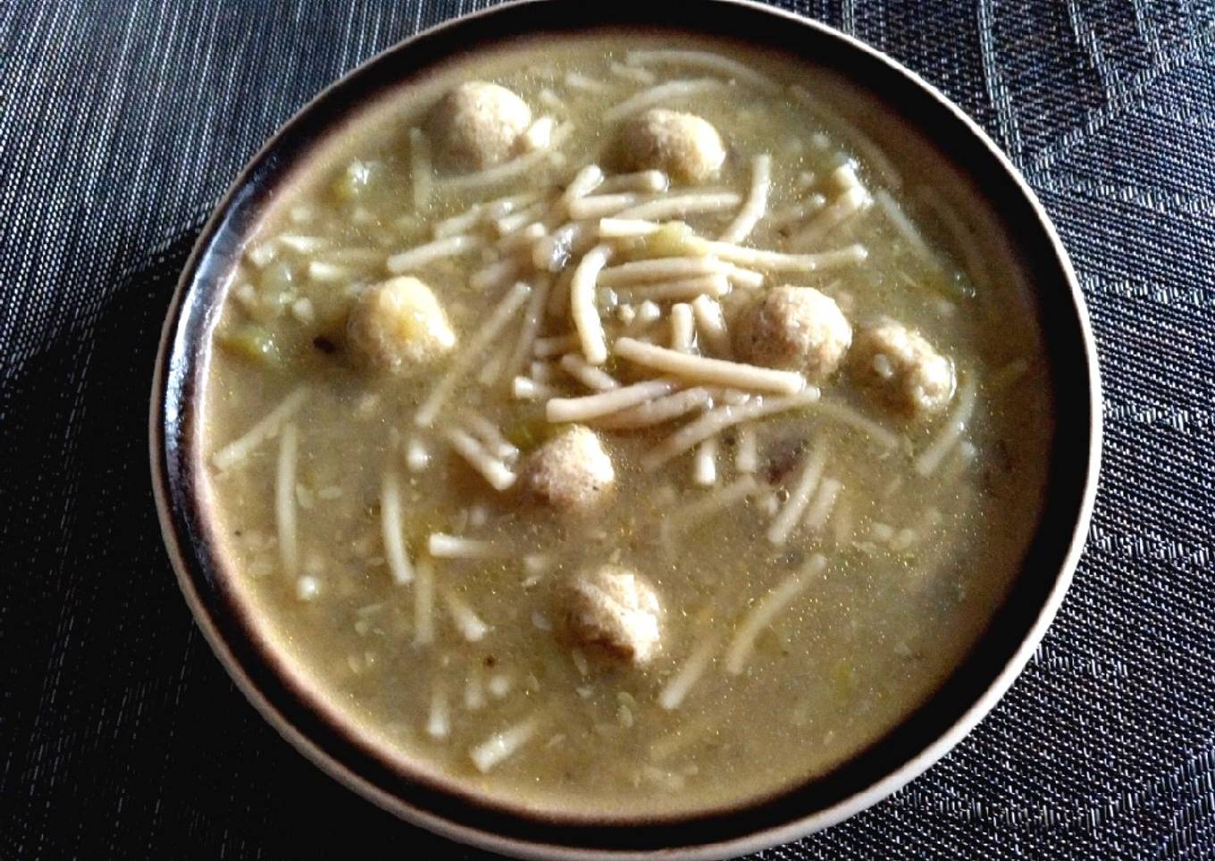 Sopa de fideos con albóndigas