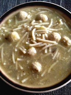 Una foto de Sopa de fideos con albóndigas