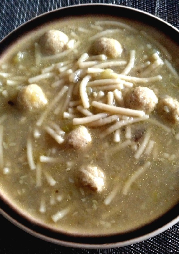 Una foto de Sopa de fideos con albóndigas