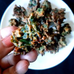 Crispy Methi Palak Pokora / Fenugreek Spinach Fritters A picture of Crispy Methi Palak Pokora / Fenugreek Spinach Fritters.