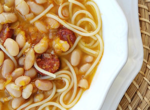 Una foto de Porotos con riendas en olla a presión