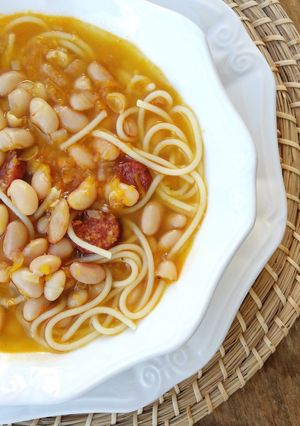 Una foto de Porotos con riendas en olla a presión