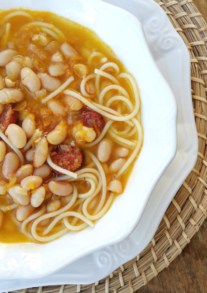 Una foto de Porotos con riendas en olla a presión