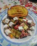 "Insalata" con tonno, feta e verdure grigliate