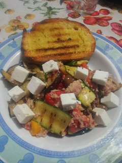 Foto di "Insalata" con tonno, feta e verdure grigliate