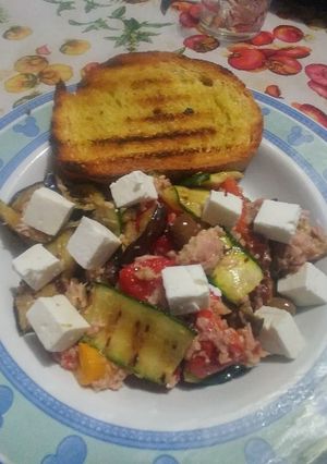 Foto di "Insalata" con tonno, feta e verdure grigliate