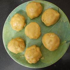 A picture of Maida besan ladoo.