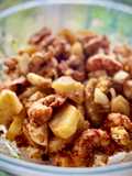 Ensalada de langostinos al ajillo con patata y huevo duro