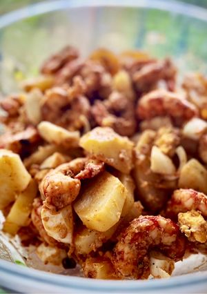 Foto principal de Ensalada de langostinos al ajillo con patata y huevo duro