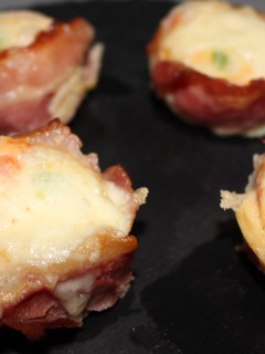 Una foto de Cupcakes de huevos con bacon y queso gratinado