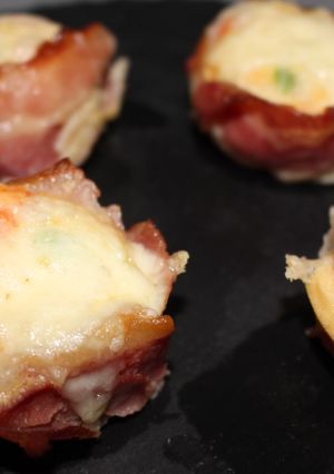 Una foto de Cupcakes de huevos con bacon y queso gratinado