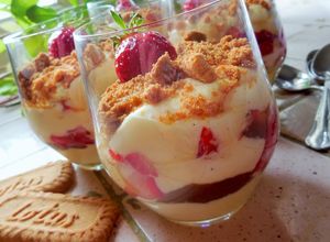 Une photo de Tiramisù rhubarbe et fraise au spéculoos