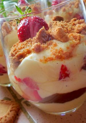Une photo de Tiramisù rhubarbe et fraise au spéculoos