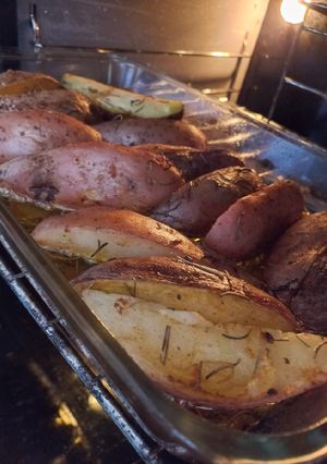 Una foto de Papas al romero al horno