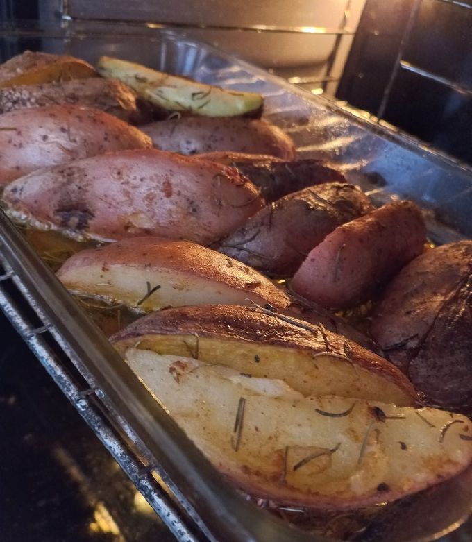 Una foto de Papas al romero al horno