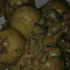 A picture of Baby potatoes with bacon and mushroom salad.