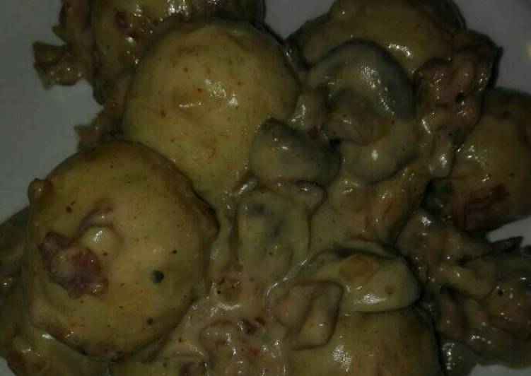 Baby potatoes with bacon and mushroom salad