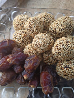 صورة لوصفة كرات التمر بالطحينة والسمسم المحمص