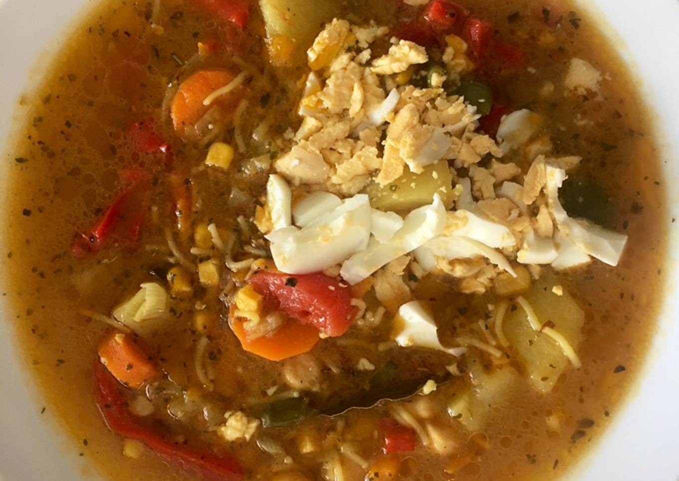 Garbanzos al Curry con verduras, maíz y huevo duro