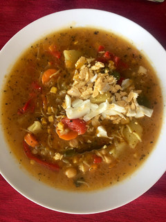 Una foto de Garbanzos al Curry con verduras, maíz y huevo duro