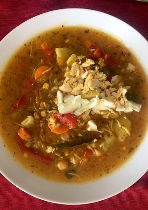Una foto de Garbanzos al Curry con verduras, maíz y huevo duro