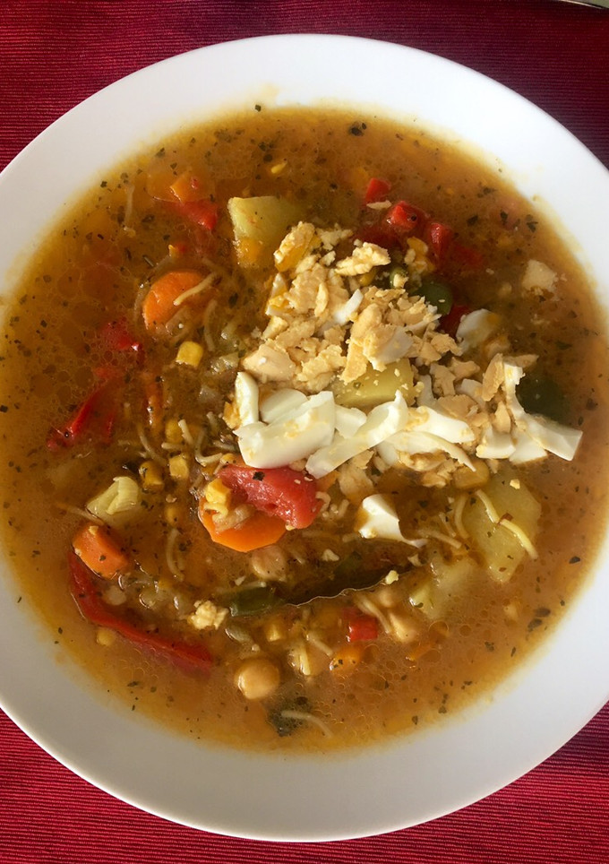 Una foto de Garbanzos al Curry con verduras, maíz y huevo duro