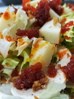 Una foto de Ensalada con champiñón, queso y sobrasada a la miel