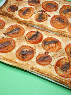 Una foto de Tomate y anchoa sobre hojaldre