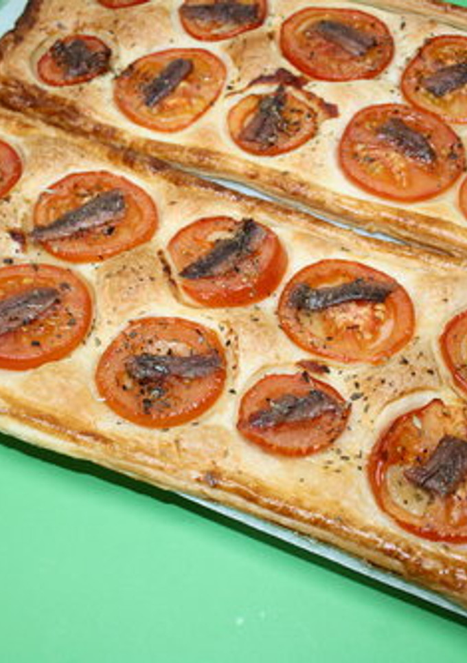 Una foto de Tomate y anchoa sobre hojaldre
