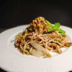 Una foto de Noodles Primavera con Mantequilla de Albahaca