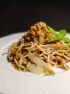 Una foto de Noodles Primavera con Mantequilla de Albahaca