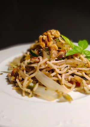 Una foto de Noodles Primavera con Mantequilla de Albahaca