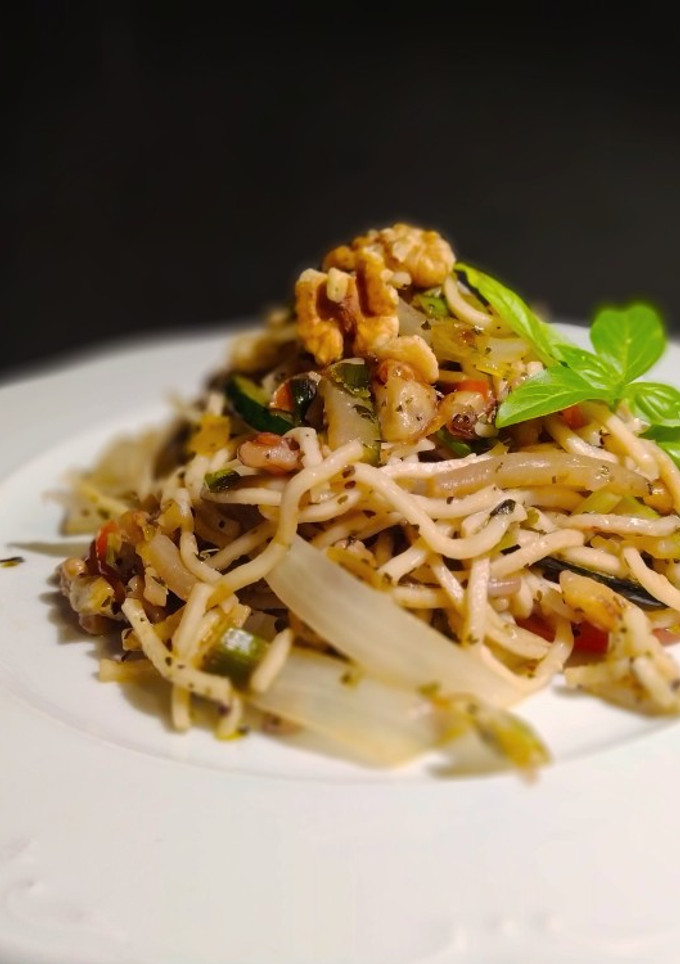 Una foto de Noodles Primavera con Mantequilla de Albahaca
