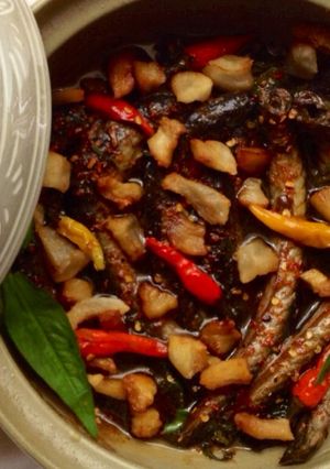 A picture of Braised Goby Fish in Clay Pot with Vietnamese Coriander.