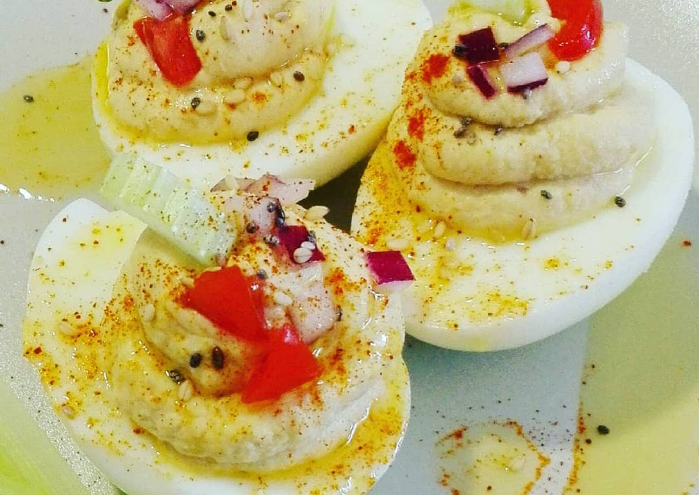 Huevos rellenos de hummus de garbanzos versión exprés