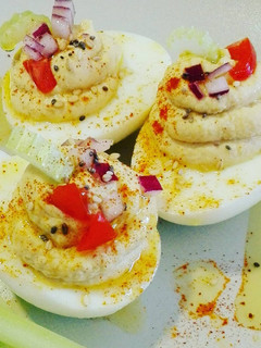 Una foto de Huevos rellenos de hummus de garbanzos versión exprés