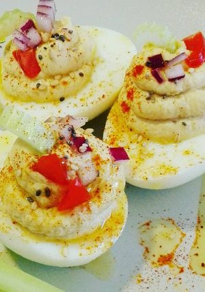 Foto principal de Huevos rellenos de hummus de garbanzos versión exprés