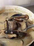 Sup Krim Jamur dengan Daging Wagyu Saikoro (bumbu instan)
