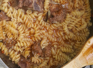 Una foto de Guiso de fideo con carne económico