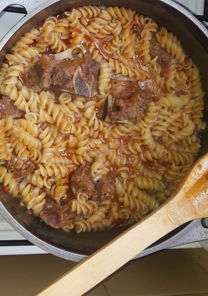 Una foto de Guiso de fideo con carne económico