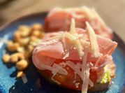Una foto de tostadas con hummus