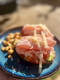 Una foto de Tostada con aguacate, hummus y jamón York ¡muy de lunes!