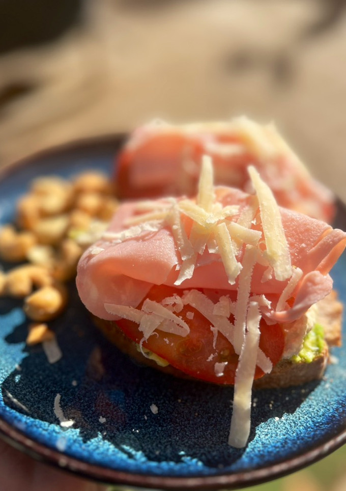 Una foto de Tostada con aguacate, hummus y jamón York ¡muy de lunes!