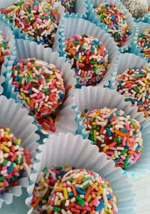 Una foto de Brigadeiros (dulces tipo trufas brasileños)