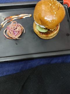 डबल आलू टिक्की बर्गर (double aloo tikki burger recipe in Hindi) रेसिपी मुख्य फोटो